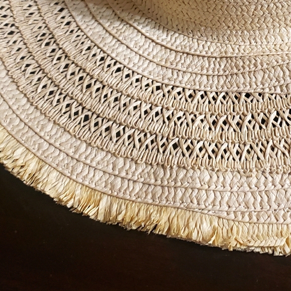 ** 𝑺 𝒐 𝒍 𝒅 ** Straw/Rattan Vacation Hat NWOT - Picture 3 of 3